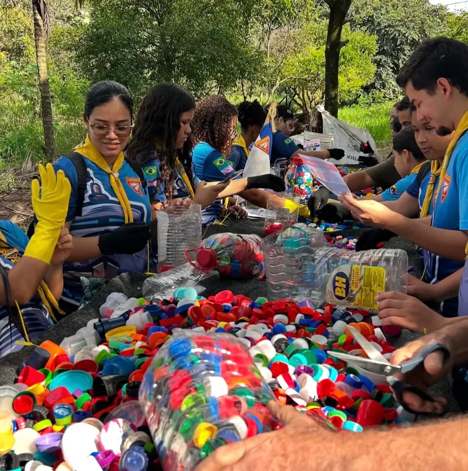 Voluntários separando tampinhas plásticas arrecadadas em apoio ao Vira Lata Vira Luxo.
